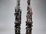 paire de personnages en bois sculpté représentant un homme et une femme