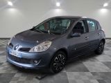 la photo d'une voiture grise garée dans un garage