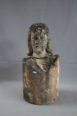 une statue de femme assise au sommet d'un rocher
