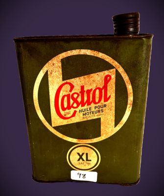 une boîte de Castrol exposée dans un musée
