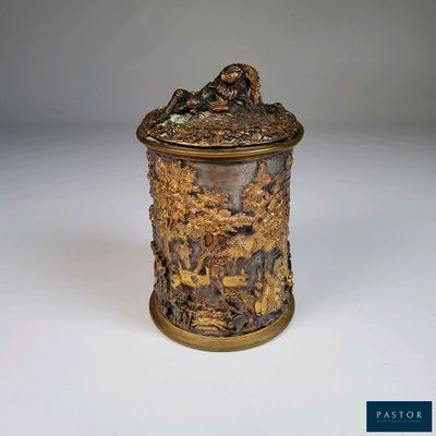 une image représentant une boîte décorative ornée d'un oiseau
