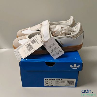 une paire de chaussures posée sur une boîte bleue