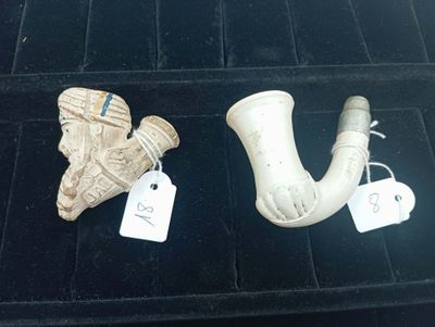 deux objets posés sur un plateau noir