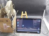 un ordinateur portable posé sur un bureau, à côté d'un clavier et d'une souris