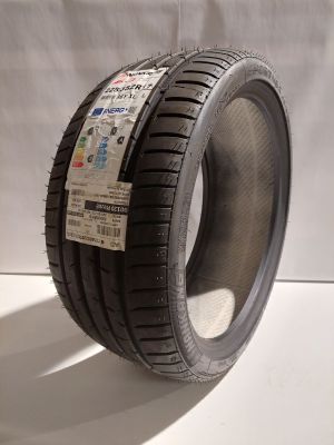 un gros plan d'un pneu sur une surface blanche