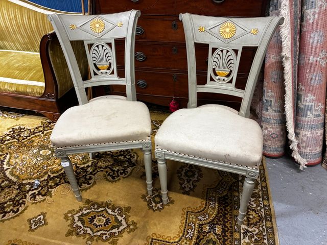 Paire de chaises de style Directoire rechampi gris