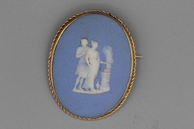 un tableau ovale bleu et blanc représentant un homme et une femme
