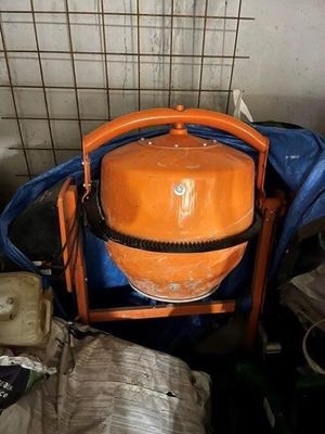 un seau orange posé sur un sac bleu