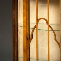 Petite vitrine demi-lune en noyer et placage de noyer. (photo 2)