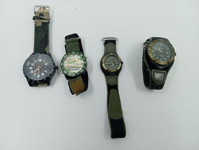 trois montres différentes sont posées sur une surface blanche, sur fond blanc