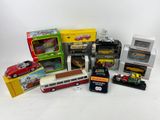 de nombreux types de voitures et de camions sur la table