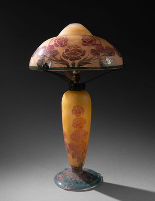 l'image d'une lampe posée sur une table