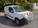 une camionnette blanche à rayures rouges garée sur un parking