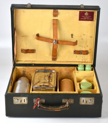 une valise contenant de nombreux objets
