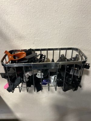 un panier en métal rempli d'objets divers posé sur un comptoir