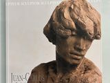 une photo d'une sculpture représentant une femme, accrochée au mur