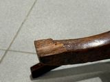 un gros plan d'une chaise en bois avec une assise en bois