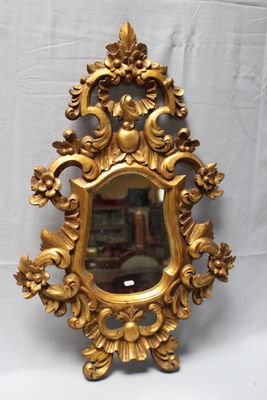 un miroir doré posé sur une table