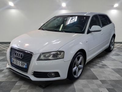 la photo d'une voiture blanche garée sur un sol en damier