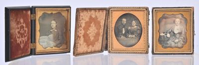 Plusieurs photographies anciennes représentant des personnes sont exposées en rangée