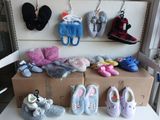de nombreuses paires de chaussures et de mitaines sur une étagère