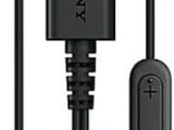 une image montrant un gros plan d'un câble USB branché à un chargeur