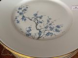 une assiette ornée d'une fleur bleue, posée sur une table