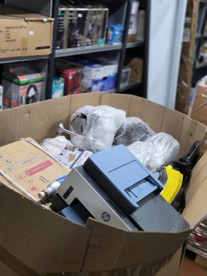 une boîte en carton remplie d'appareils électroniques dans un magasin