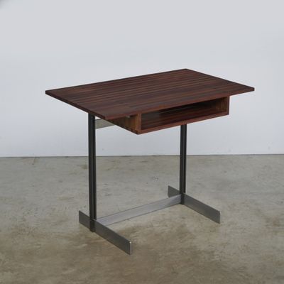 un gros plan d'une petite table sur laquelle se trouve un tiroir