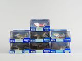 six boîtes de maquettes d'avions assorties empilées les unes sur les autres