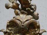 un miroir doré surmonté d'un oiseau