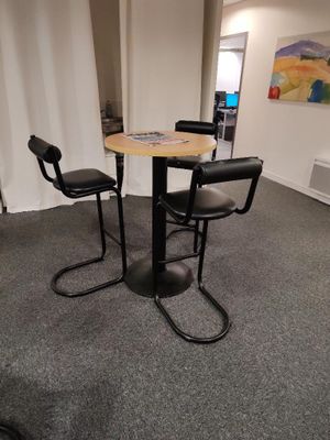 SUR DESIGNATION Ensemble de mobilier d'accueil et de bureau …