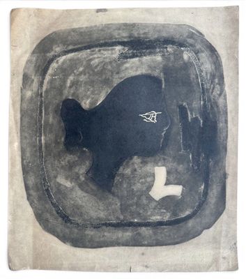 une photo en noir et blanc d'un poisson dans un bocal