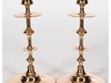 une paire de chandeliers en laiton sur fond blanc