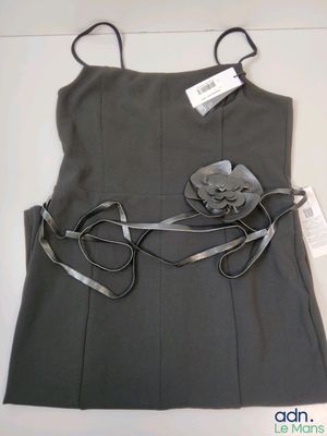 une robe grise avec une fleur dans le dos