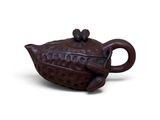 théière en céramique marron avec couvercle et anse, sur fond blanc