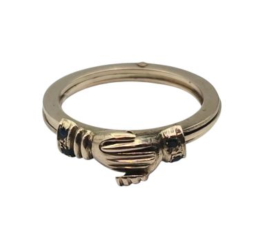 une image représentant une bague en or ornée d'un cœur