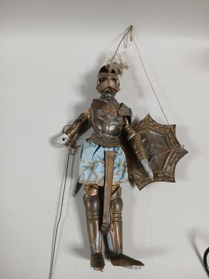 une statue représentant un chevalier tenant une épée et un bouclier