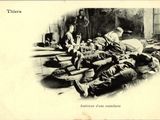 de nombreux soldats allongés par terre, alignés en rang