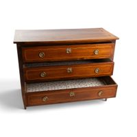 Commode droite en bois de placage à décor marqueté de filets… (photo 3)