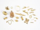 un assortiment de bijoux en or et en argent sur un fond blanc
