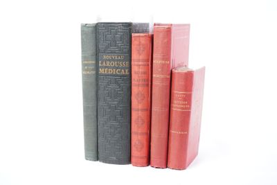 plusieurs vieux livres sont empilés sur une surface blanche