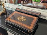 une table noire sur laquelle se trouvent un miroir et une horloge