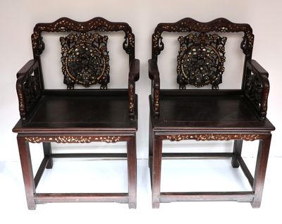 paire de chaises chinoises anciennes en bois sculpté, avec des coussins d'assise en cuir