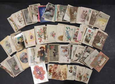 un lot de vieilles cartes postales posées sur une table