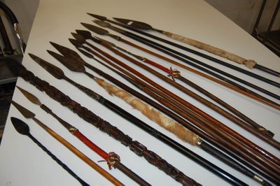 Ensemble de 15 sagaies à pointes et talons en fer forgé, ham…