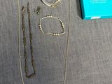 un gros plan sur un collier, un bracelet et une bague posés sur une table