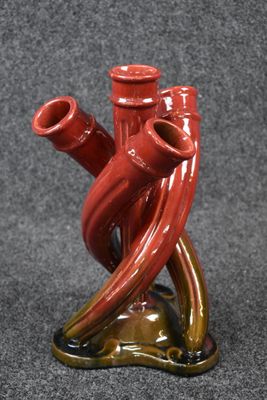 un vase rouge orné de deux tuyaux rouges