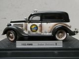 une maquette de voiture de police exposée dans un musée