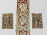 trois morceaux de tissu aux motifs différents, accrochés à un mur